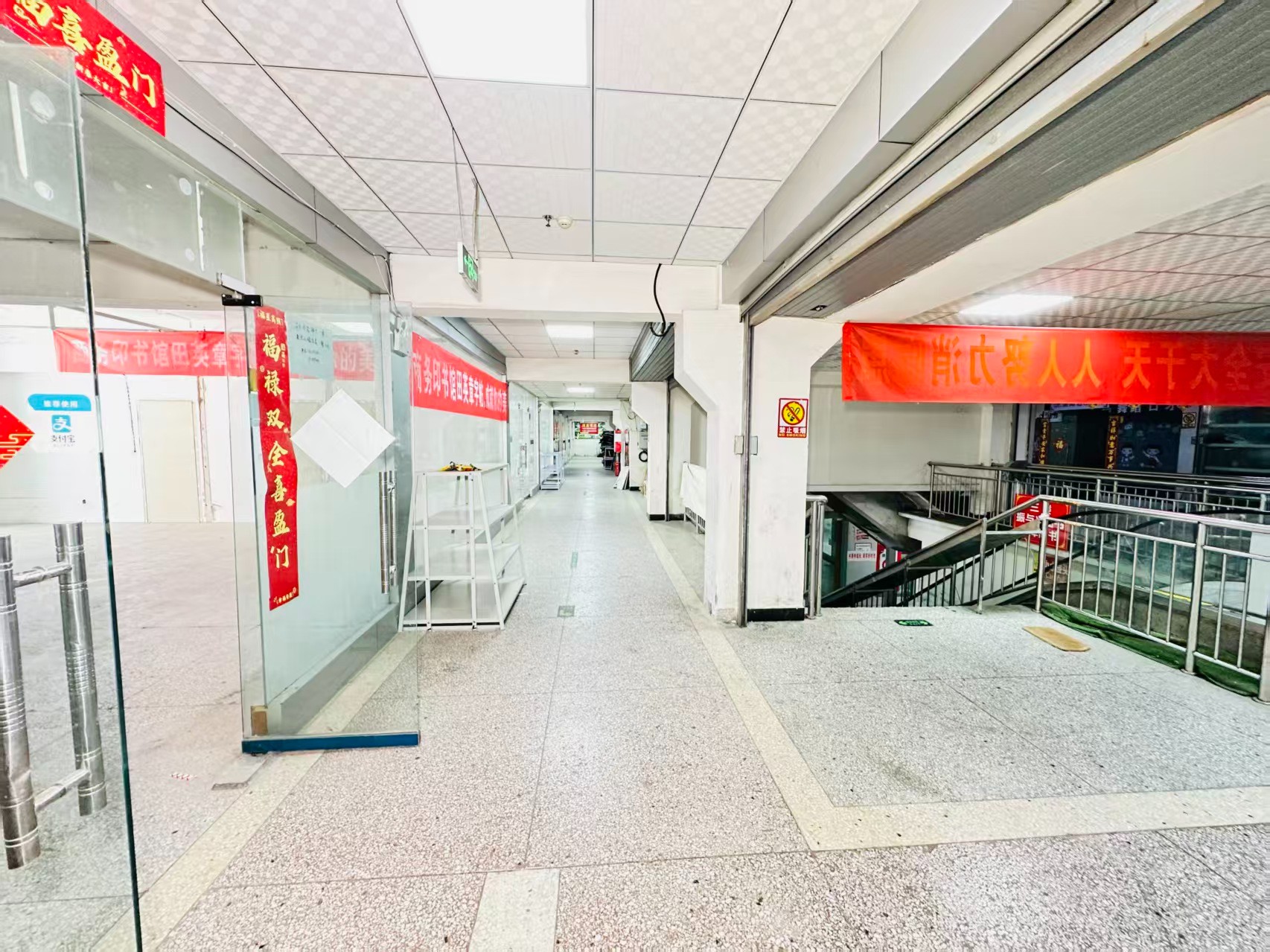 苗南西路引入人工智能技术应用场景，推动AI与商业、零售、电商、企业服务等领域融合发展。