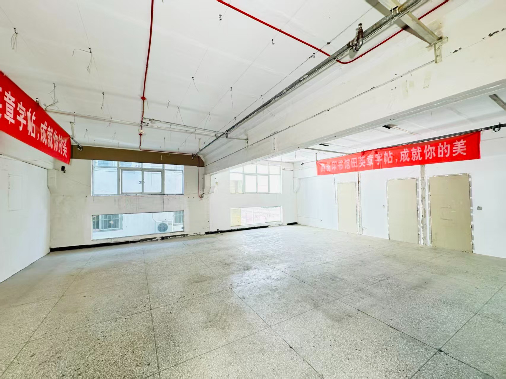 苗南西路重点吸引人工智能应用、数字经济、电商直播、智能制造服务、软件开发、科技创新企业及创业团队入驻